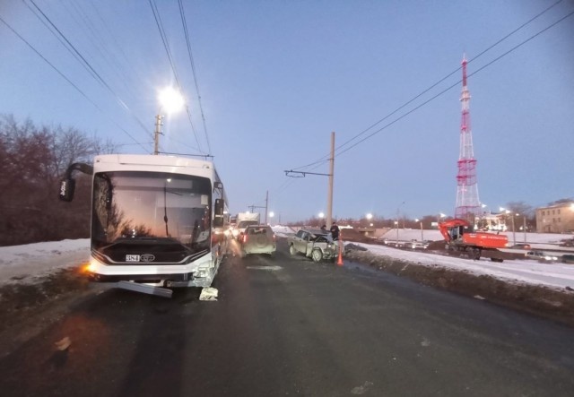 В Омске водитель «семерки» на встречке врезался в троллейбус