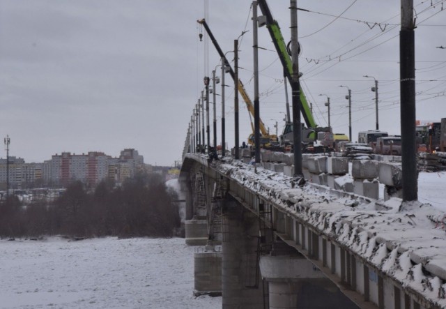 На мосту у Телецентра в Омске всю ночь латали ямы