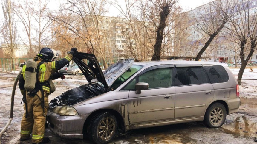 В Омске среди бела дня полыхал автомобиль