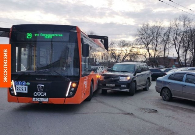 ДТП с пассажирским автобусом возле нефтезавода парализовало движение на окраине Омска