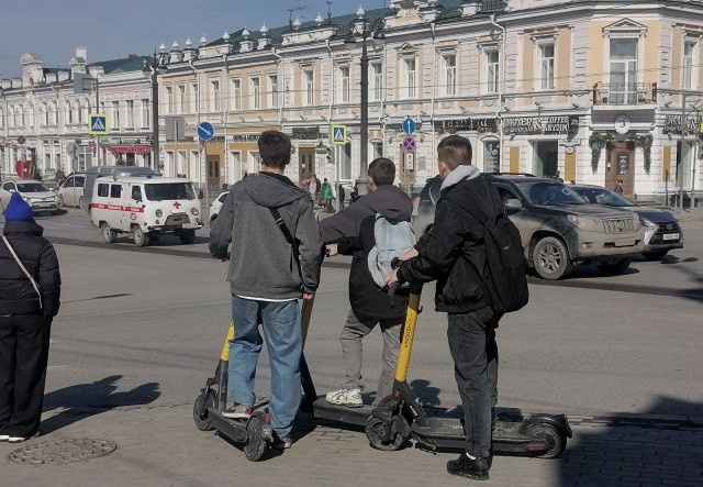 Ездить ночью, трезвым и «в одно лицо»: самокатные лайфхаки от омских студентов