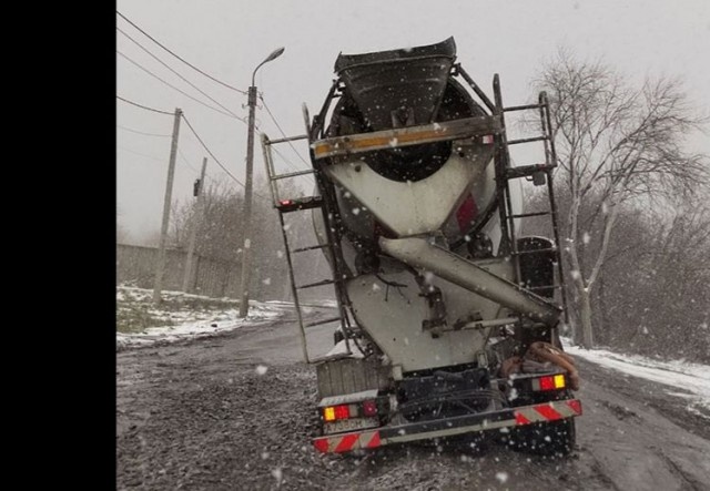 На окраине Омска провалилась новая дорога 