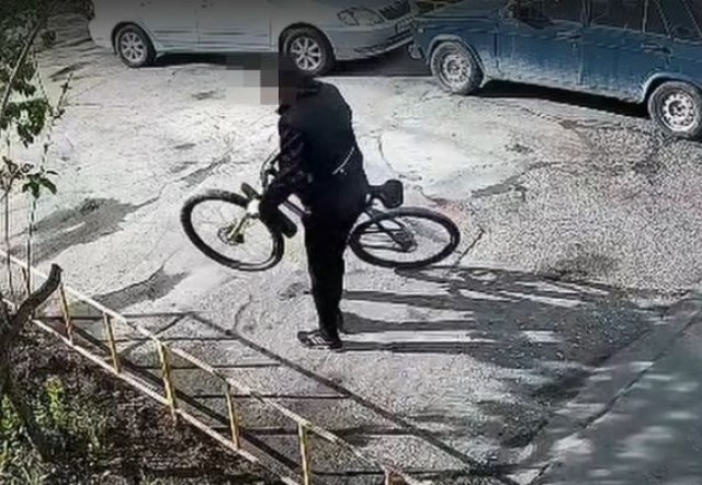 В Омске сельский рецидивист шел устраиваться на работу, но угнал велосипед у курьера