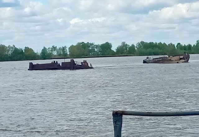 В Омской области утонула баржа с песком