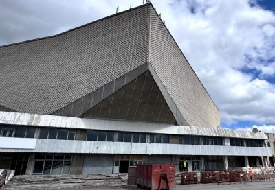 В Омске начали ремонтировать аварийный СКК имени Блинова