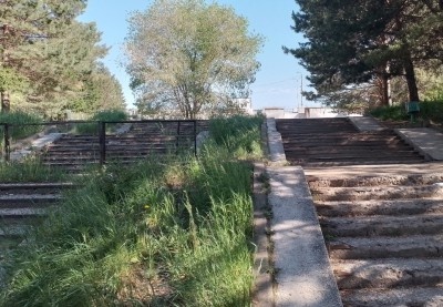 В Советском парке Омска гибнет уникальная каскадная лестница