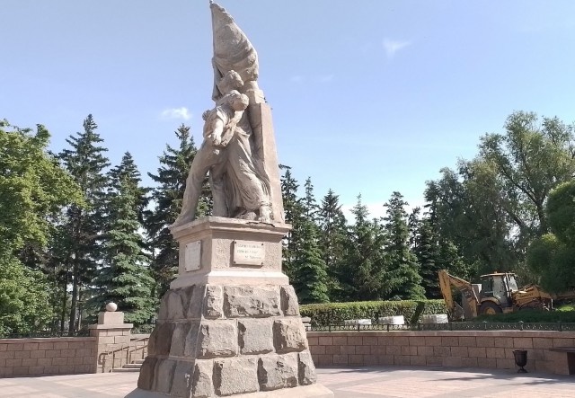 В центре Омска насильно преображают сквер имени Борцов Революции