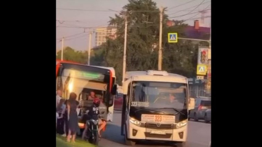 В Омске наказали водителя маршрутки, «зажавшей» автобус