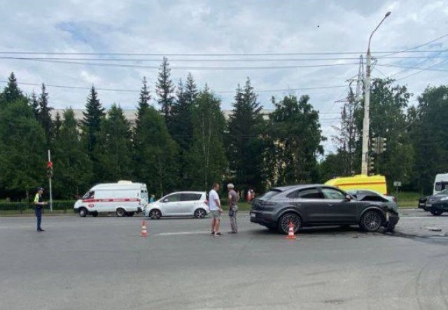 Пострадали молодые медики: в Омске столкнулись «порше» и скорая помощь