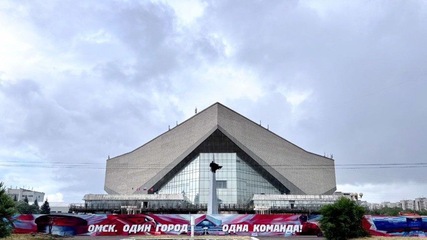 Возле ремонтируемого СКК имени Блинова завершили эффектные хоккейные граффити