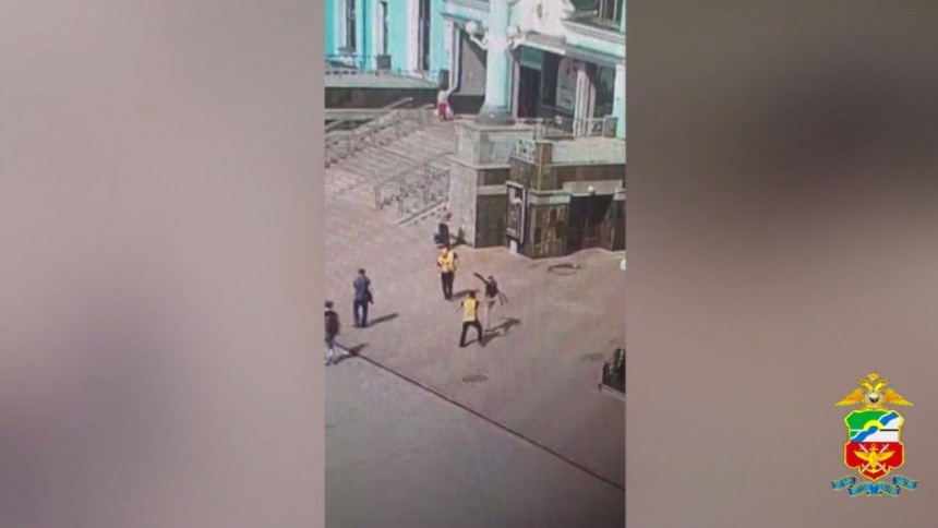 На омском вокзале неадекватный мужчина напал с ножом на сотрудников
