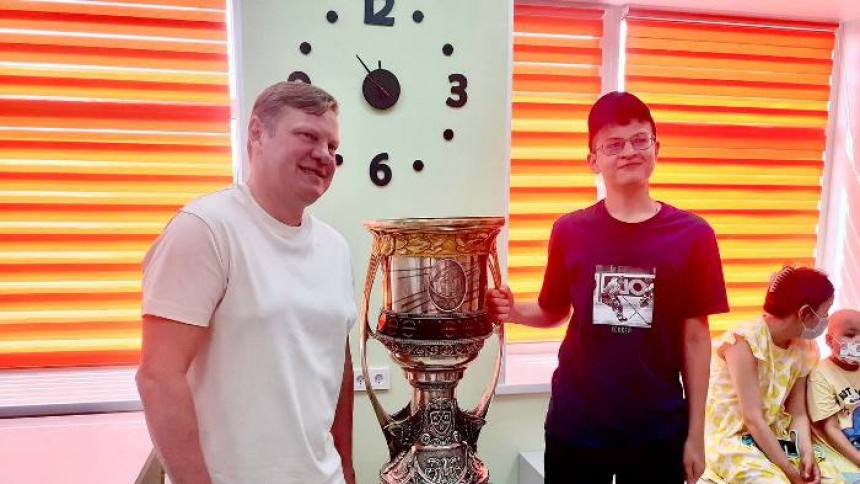 «Целое событие»: Курьянов привез Кубок Гагарина в детскую больницу Омска