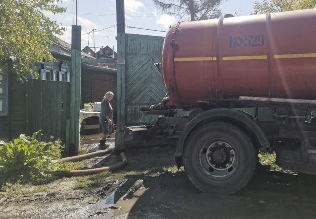 Омичам из затопленного поселка предложили пожить в школе 