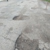 В Омске женщина сама начала латать ямы на улице Звездова