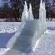 В Омске на «Зимнем Любинском» начала разрушаться едва залитая горка