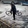 В Омске сельский рецидивист шел устраиваться на работу, но угнал велосипед у курьера