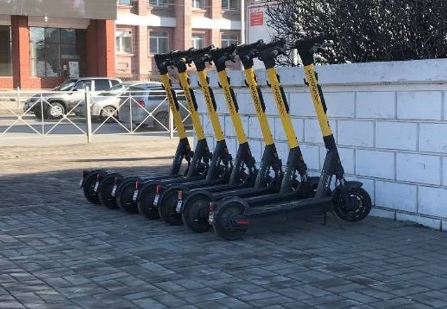 Валяются в кустах и у подъездов: самокаты в Омске решили сделать цивилизованными