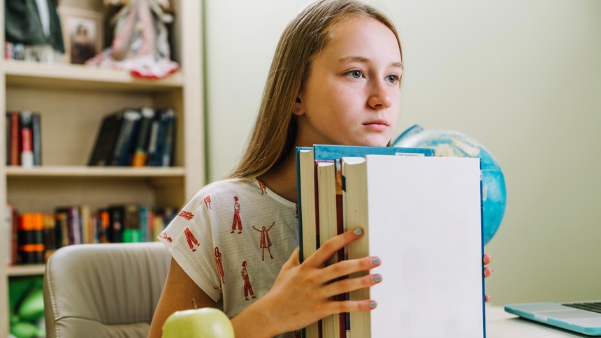 Омский депутат Смолин высказался об отмене домашних заданий для школьников