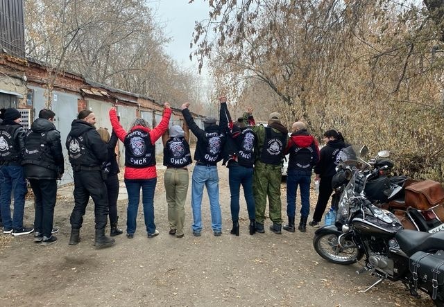 «Это стиль жизни»: активные омички решили основать женский мотоклуб  