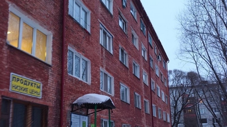 В Омске с приходом весны начала расползаться многоэтажка