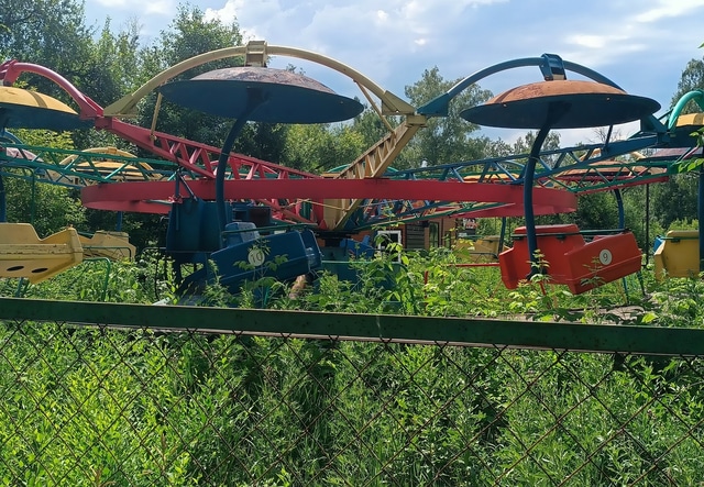 Заросший аттракцион