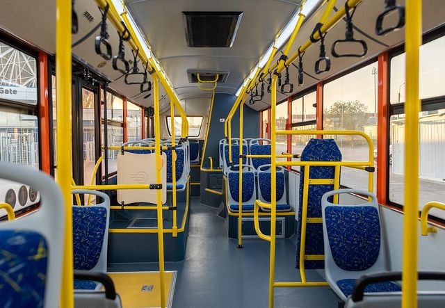 Спешащий водитель автобуса в Омске едва не сбил бабушку