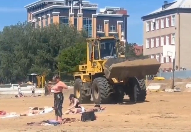 Трактор на пляже