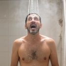 мужчина в душе: ванная, душ, вода
