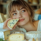 Девушка рекламирует сыр: сыр