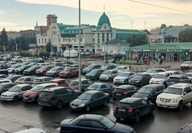 Стало известно, когда центр Омска застроят платными парковками