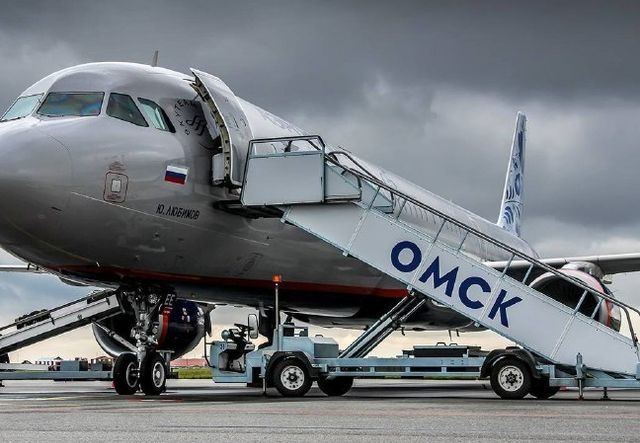 Аэропорт Омска самолет
