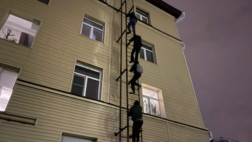 подростки лезут на крышу