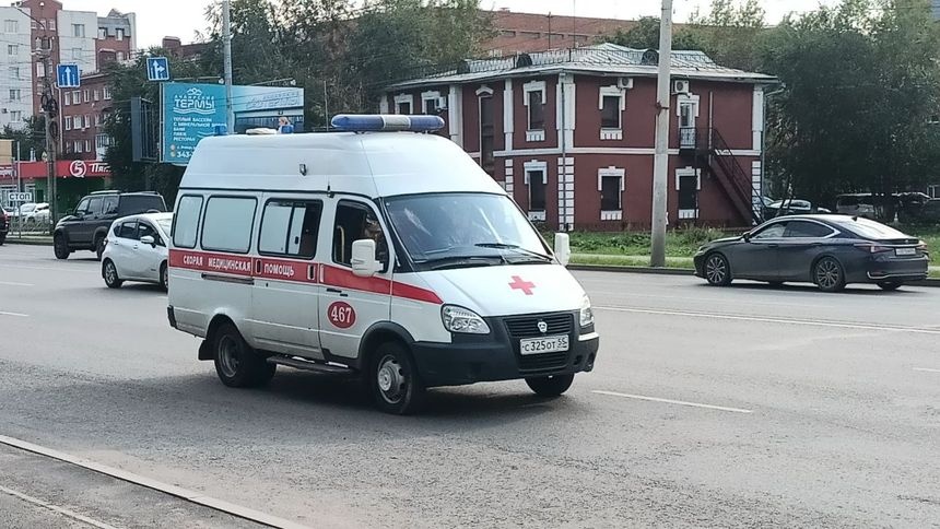 В центре Омска иномарка влетела в автобус с пассажирами: пострадал ребенок
