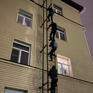 подростки лезут на крышу: подростки