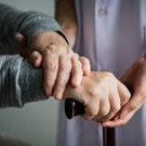Сиделка, пенсионер: пенсионер