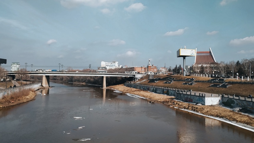 река Омь, Комсомольский мост: Омь