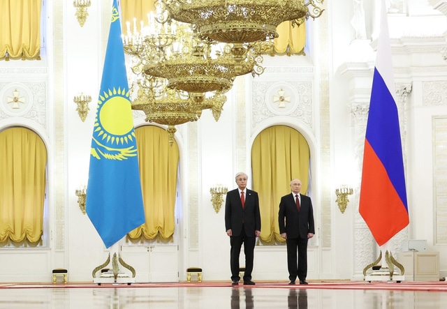 Флаги России и Казахстана