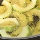 кабачки жарятся в казане: кабачок
