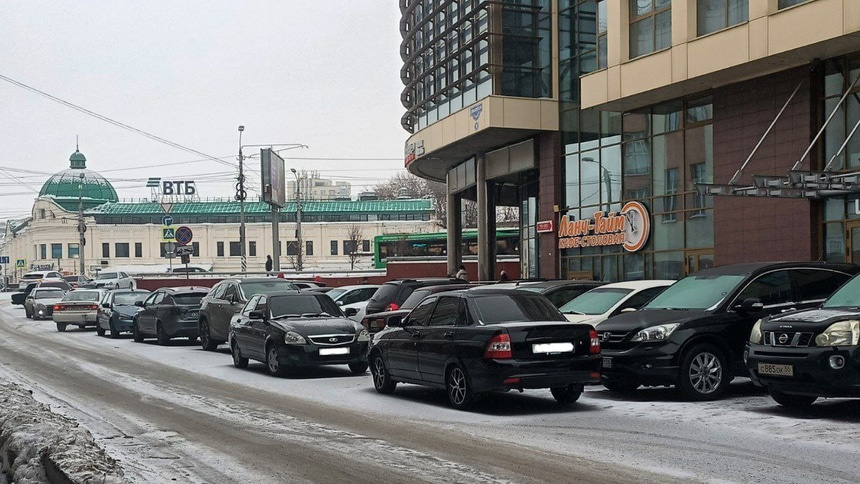 «Туда общественный транспорт не ходит»: омичи – о призыве мэрии пересесть на автобусы