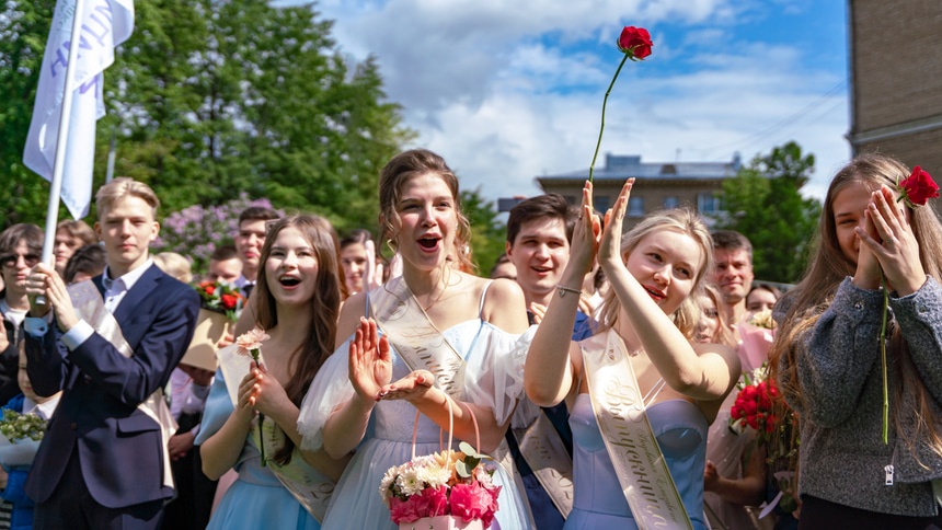 Омским школьникам назвали даты выпускных и последних звонков в предстоящем году