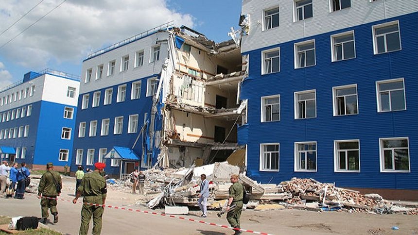 Виновный в обрушении казармы десантников в Омске снова хочет выйти из колонии
