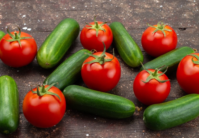 огурцы и помидоры
