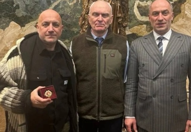 Меценат из Омска вручил «Орден Книги» писателю Захару Прилепину