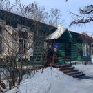 Здание лыжной базы: лыжи