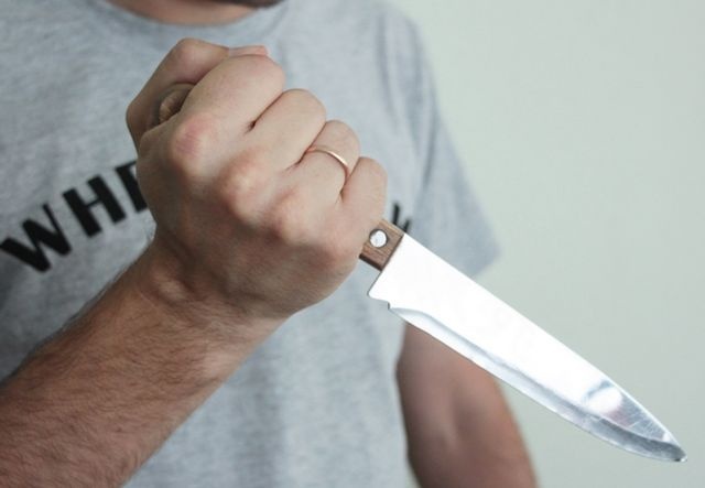 Притворился мертвым: омский бездомный обманул убийц с ножом