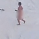 Голая женщина зимой бежит по улице: голый человек