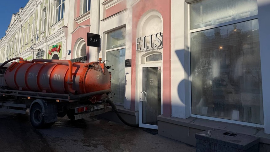 Модные магазины в кипятке: в Омске затопило Любинский проспект