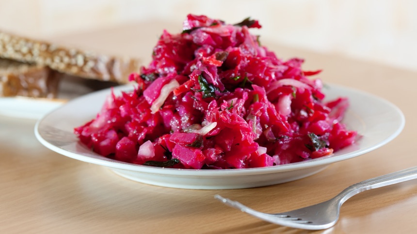 В омском супермаркете продали винегрет с осколком посуды