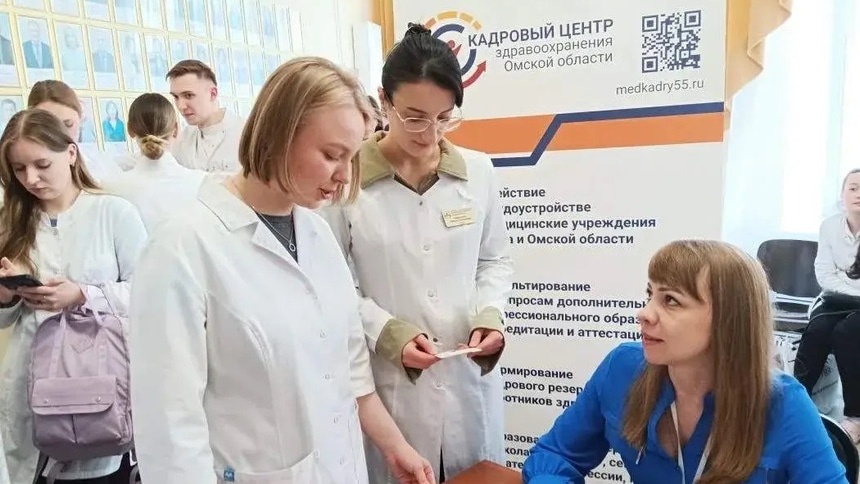 Выпускники ОмГМУ на ярмарке вакансий: ОмГМУ, врачи