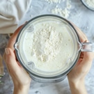 Миска с сухим молоком: молоко